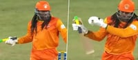 క్రిస్ గేల్ విధ్వంసం.. అతని కొట్టుడుకు బ్యాటే విరిగిపోయింది?